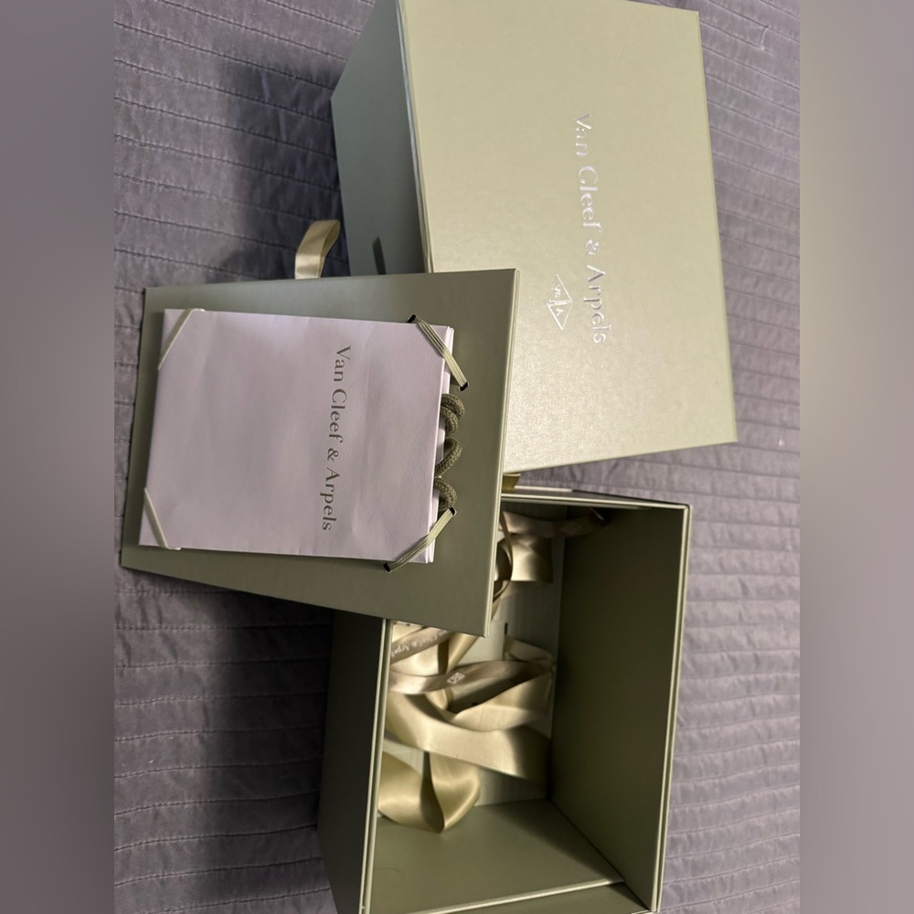 Van Cleef & Arpels shipping box